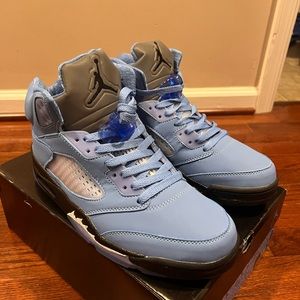Size 10 retro 5’s University blues Jordan’s